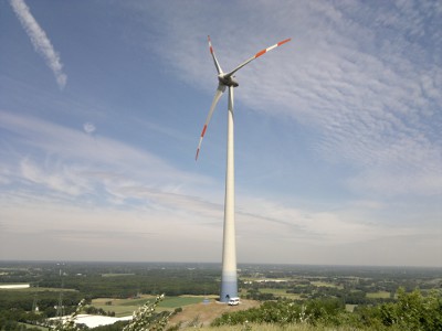 Messbus neben Windrad